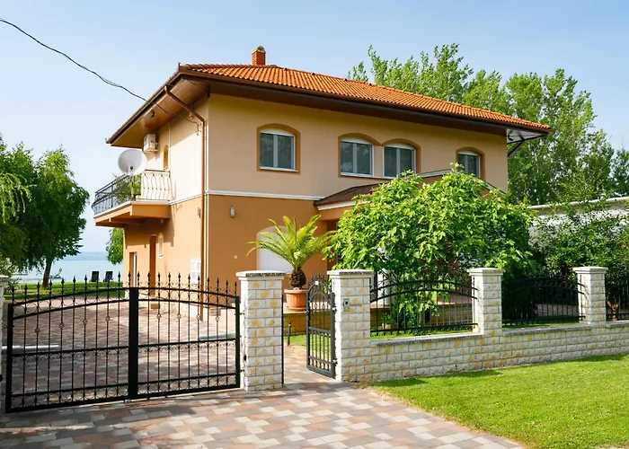 Lakefront 2 By Interhome Daire